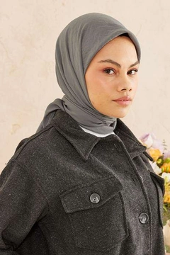 A wholesale clothing model wears BUR10114 - Scarf - Anthracite, Turkish wholesale Scarf of Burden Ipek