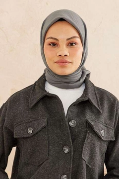 A wholesale clothing model wears BUR10114 - Scarf - Anthracite, Turkish wholesale Scarf of Burden Ipek