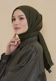 Bir model, Burden Ipek toptan giyim markasının BUR10249 - Shawl - Khaki toptan Şal ürününü sergiliyor.