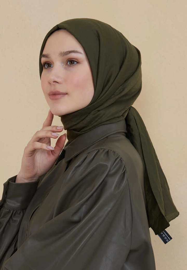 Una modella di abbigliamento all'ingrosso indossa BUR10249 - Shawl - Khaki, vendita all'ingrosso turca di Scialle di Burden Ipek