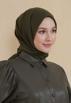 Bir model, Burden Ipek toptan giyim markasının BUR10249 - Shawl - Khaki toptan Şal ürününü sergiliyor.