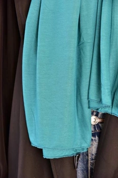Bir model, Burden Ipek toptan giyim markasının BUR10257 - Shawl - Reeds toptan Şal ürününü sergiliyor.