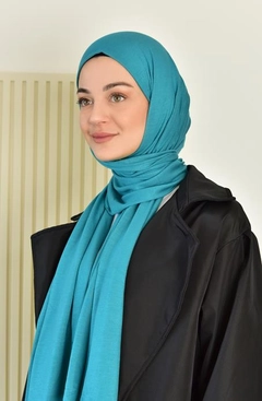 Una modella di abbigliamento all'ingrosso indossa BUR10257 - Shawl - Reeds, vendita all'ingrosso turca di Scialle di Burden Ipek