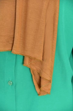 Una modella di abbigliamento all'ingrosso indossa BUR10260 - Shawl - Tan, vendita all'ingrosso turca di Scialle di Burden Ipek
