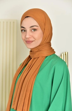 Una modella di abbigliamento all'ingrosso indossa BUR10260 - Shawl - Tan, vendita all'ingrosso turca di Scialle di Burden Ipek