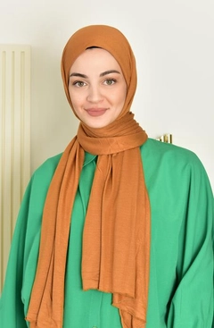 Bir model, Burden Ipek toptan giyim markasının BUR10260 - Shawl - Tan toptan Şal ürününü sergiliyor.