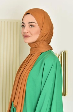 Bir model, Burden Ipek toptan giyim markasının BUR10260 - Shawl - Tan toptan Şal ürününü sergiliyor.