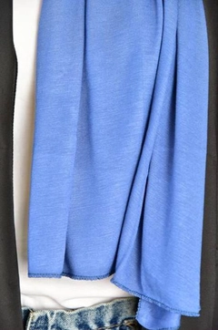 Bir model, Burden Ipek toptan giyim markasının BUR10261 - Shawl - Indigo toptan Şal ürününü sergiliyor.