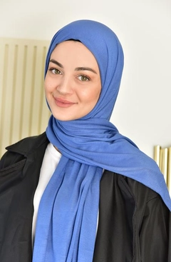 Una modella di abbigliamento all'ingrosso indossa BUR10261 - Shawl - Indigo, vendita all'ingrosso turca di Scialle di Burden Ipek