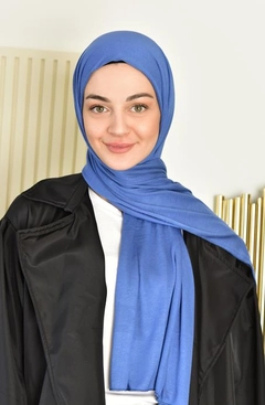 Bir model, Burden Ipek toptan giyim markasının BUR10261 - Shawl - Indigo toptan Şal ürününü sergiliyor.