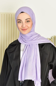 Bir model, Burden Ipek toptan giyim markasının BUR10266 - Shawl - Lilac toptan Şal ürününü sergiliyor.