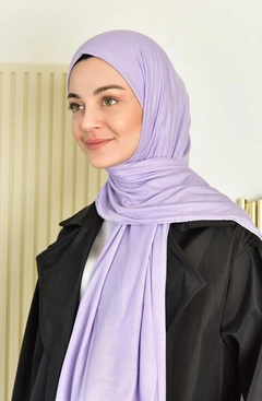 Una modella di abbigliamento all'ingrosso indossa BUR10266 - Shawl - Lilac, vendita all'ingrosso turca di Scialle di Burden Ipek