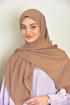 A wholesale clothing model wears BUR10203 - Scarf Shawl - Brown, Turkish wholesale Scarf of Burden Ipek