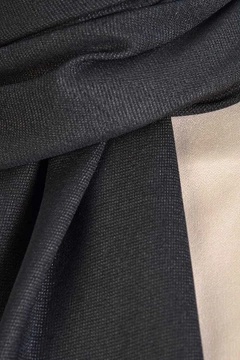 Een kledingmodel uit de groothandel draagt BUR10219 - Scarf - Black, Turkse groothandel Sjaal van Burden Ipek