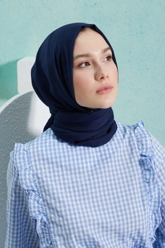Bir model, Burden Ipek toptan giyim markasının BUR10224 - Shawl - Navy Blue toptan Şal ürününü sergiliyor.
