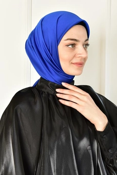 Una modella di abbigliamento all'ingrosso indossa BUR10227 - Scarf - Saks, vendita all'ingrosso turca di Sciarpa di Burden Ipek