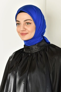 Een kledingmodel uit de groothandel draagt BUR10227 - Scarf - Saks, Turkse groothandel Sjaal van Burden Ipek