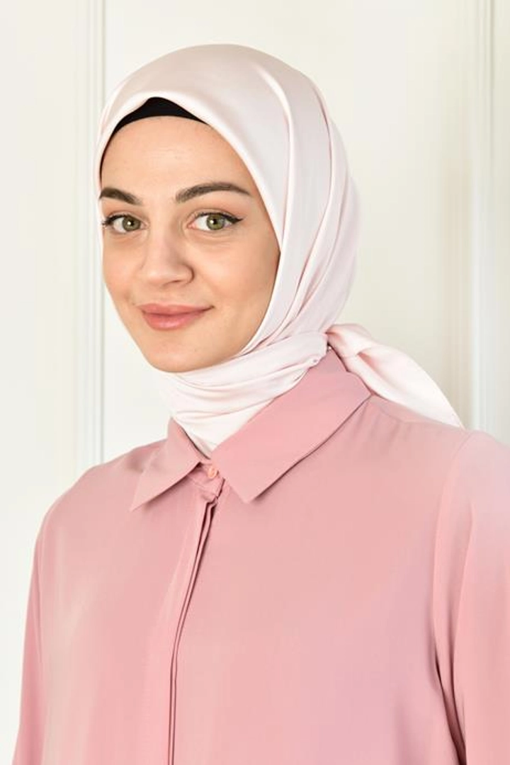 Una modella di abbigliamento all'ingrosso indossa BUR10228 - Scarf - Light Powder, vendita all'ingrosso turca di Sciarpa di Burden Ipek
