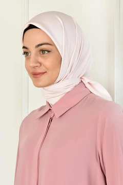Ein Bekleidungsmodell aus dem Großhandel trägt BUR10228 - Scarf - Light Powder, türkischer Großhandel Halstuch von Burden Ipek