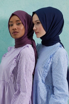 A wholesale clothing model wears BUR10238 - Shawl - Plum, Turkish wholesale Shawl of Burden Ipek
