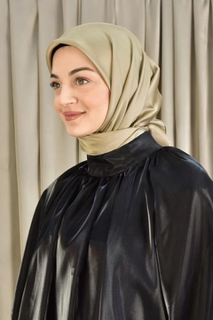 Een kledingmodel uit de groothandel draagt BUR10565 - Scarf - Mink, Turkse groothandel Sjaal van Burden Ipek