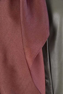 Ein Bekleidungsmodell aus dem Großhandel trägt BUR10567 - Scarf - Red Brown, türkischer Großhandel Halstuch von Burden Ipek