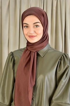 Een kledingmodel uit de groothandel draagt BUR10567 - Scarf - Red Brown, Turkse groothandel Sjaal van Burden Ipek