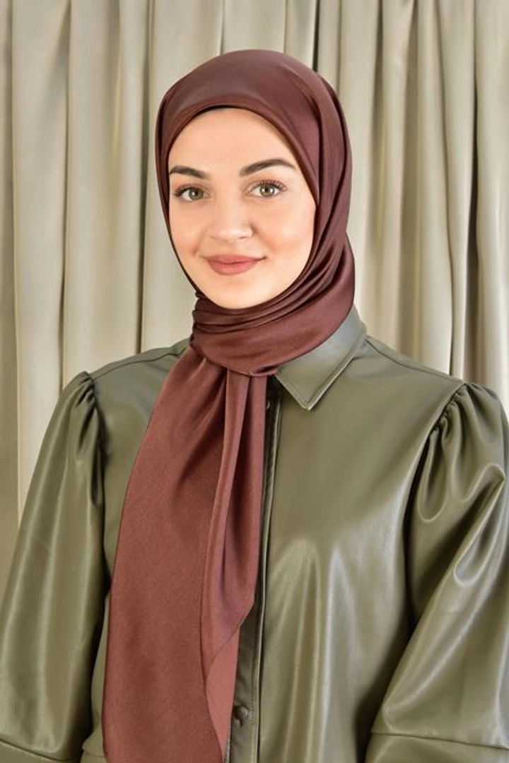 Una modella di abbigliamento all'ingrosso indossa BUR10567 - Scarf - Red Brown, vendita all'ingrosso turca di Sciarpa di Burden Ipek