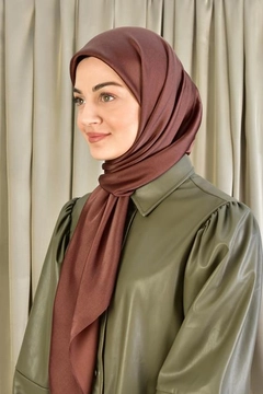 Een kledingmodel uit de groothandel draagt BUR10567 - Scarf - Red Brown, Turkse groothandel Sjaal van Burden Ipek
