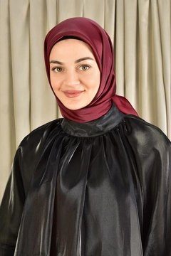 A wholesale clothing model wears BUR10568 - Scarf - Burgundy, Turkish wholesale Scarf of Burden Ipek