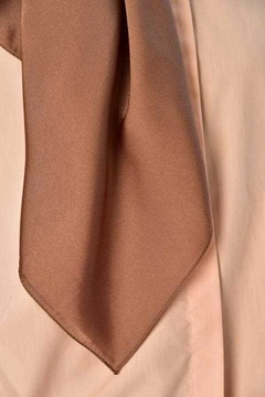 Bir model, Burden Ipek toptan giyim markasının BUR10569 - Scarf - Brown toptan Atkı ürününü sergiliyor.