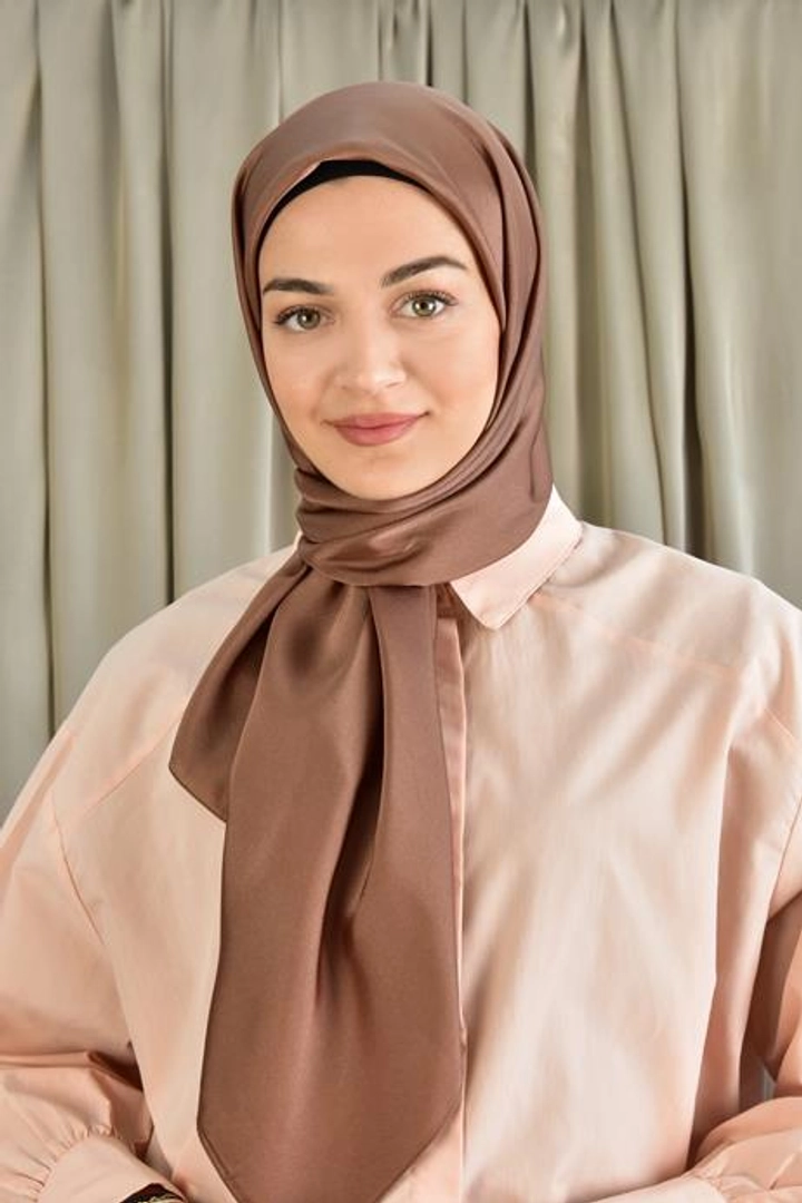 Una modella di abbigliamento all'ingrosso indossa BUR10569 - Scarf - Brown, vendita all'ingrosso turca di Sciarpa di Burden Ipek