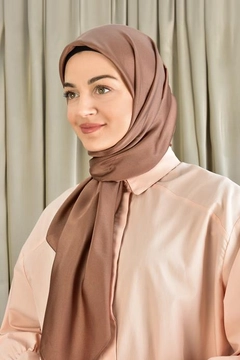 Een kledingmodel uit de groothandel draagt BUR10569 - Scarf - Brown, Turkse groothandel Sjaal van Burden Ipek