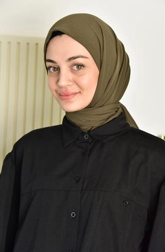 Una modella di abbigliamento all'ingrosso indossa BUR10752 - Scarf - Khaki, vendita all'ingrosso turca di Sciarpa di Burden Ipek