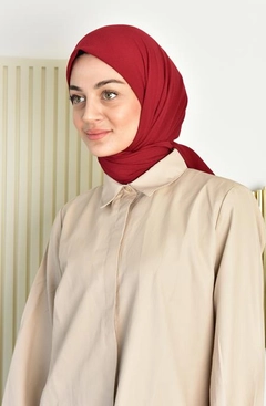 Una modella di abbigliamento all'ingrosso indossa BUR10753 - Scarf - Burgundy, vendita all'ingrosso turca di Sciarpa di Burden Ipek