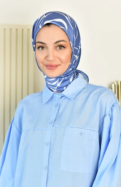 A wholesale clothing model wears BUR10962 - Scarf - Blue, Turkish wholesale Scarf of Burden Ipek
