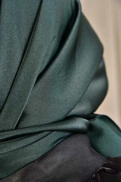 A wholesale clothing model wears BUR11001 - Scarf - Emerald, Turkish wholesale Scarf of Burden Ipek
