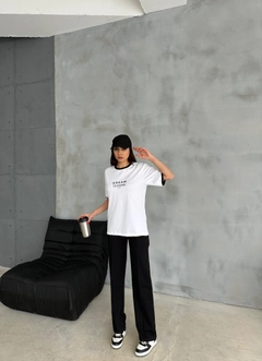 Bir model, CAPPITONE toptan giyim markasının cap10392-dream-white-injection-printed-suit-black toptan Takım ürününü sergiliyor.