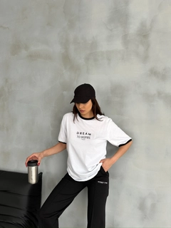Bir model, CAPPITONE toptan giyim markasının cap10392-dream-white-injection-printed-suit-black toptan Takım ürününü sergiliyor.