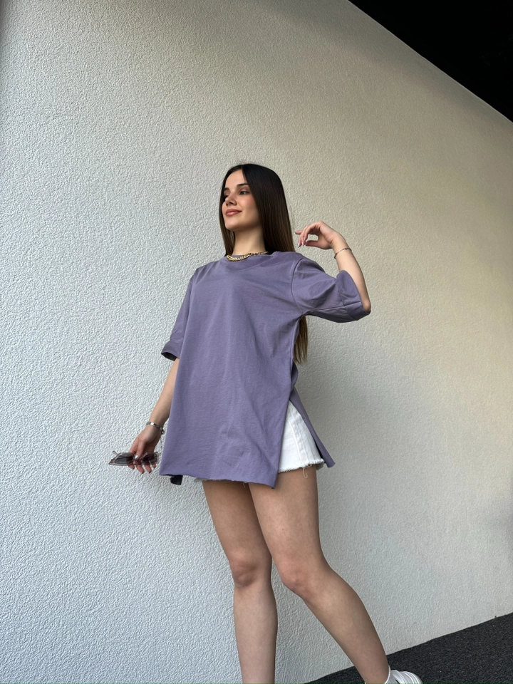 A wholesale clothing model wears cap10462-double-sleeve-tshirt-purple, Turkish wholesale Tshirt of CAPPITONE