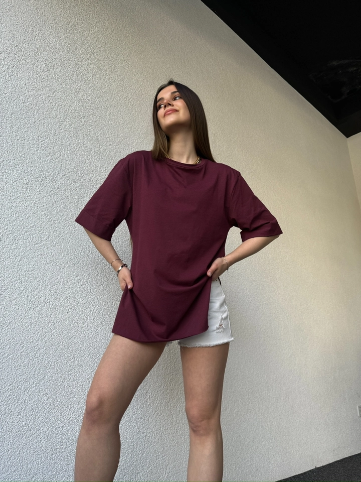 A wholesale clothing model wears cap10463-double-sleeve-tshirt-claret-red, Turkish wholesale Tshirt of CAPPITONE