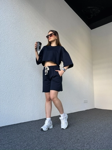 Bir model, CAPPITONE toptan giyim markasının  Pis Dikişli Sade Şortlu Takim Lacivert
 toptan Takım ürününü sergiliyor.