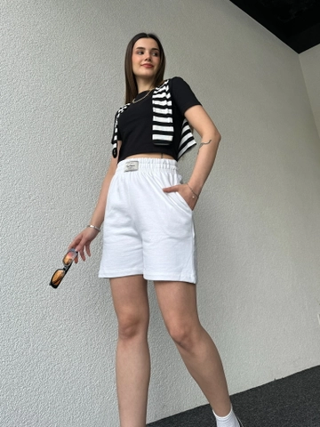 Bir model, CAPPITONE toptan giyim markasının  Etiketli Uzun Şort Beyaz
 toptan Şort ürününü sergiliyor.