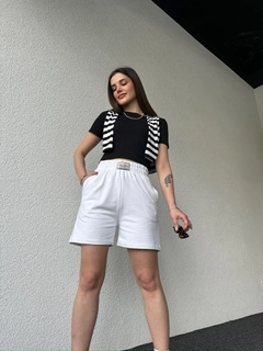 A wholesale clothing model wears cap10477-labeled-long-shorts-white, Turkish wholesale Shorts of CAPPITONE