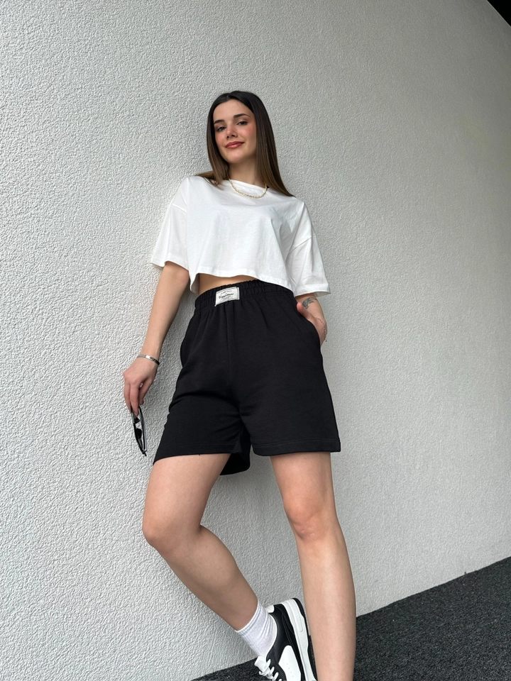 A wholesale clothing model wears cap10478-labeled-long-shorts-black, Turkish wholesale Shorts of CAPPITONE