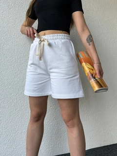 A wholesale clothing model wears cap10484-corded-long-shorts-white, Turkish wholesale Shorts of CAPPITONE