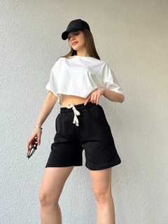 A wholesale clothing model wears cap10485-corded-long-shorts-black, Turkish wholesale Shorts of CAPPITONE