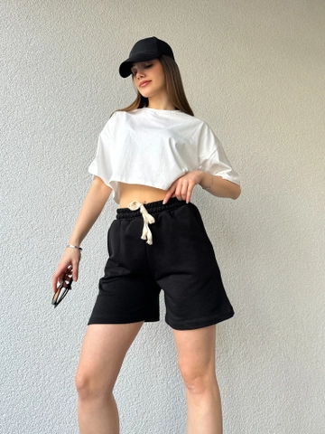 Bir model, CAPPITONE toptan giyim markasının  Kordonlu Uzun Şort Siyah
 toptan Şort ürününü sergiliyor.