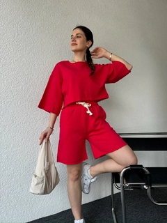 A wholesale clothing model wears cap10471-dirty-stitched-plain-shorts-set-red, Turkish wholesale Suit of CAPPITONE