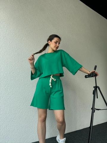 Bir model, CAPPITONE toptan giyim markasının  Pis Dikişli Sade Şortlu Takım Yeşil
 toptan Takım ürününü sergiliyor.